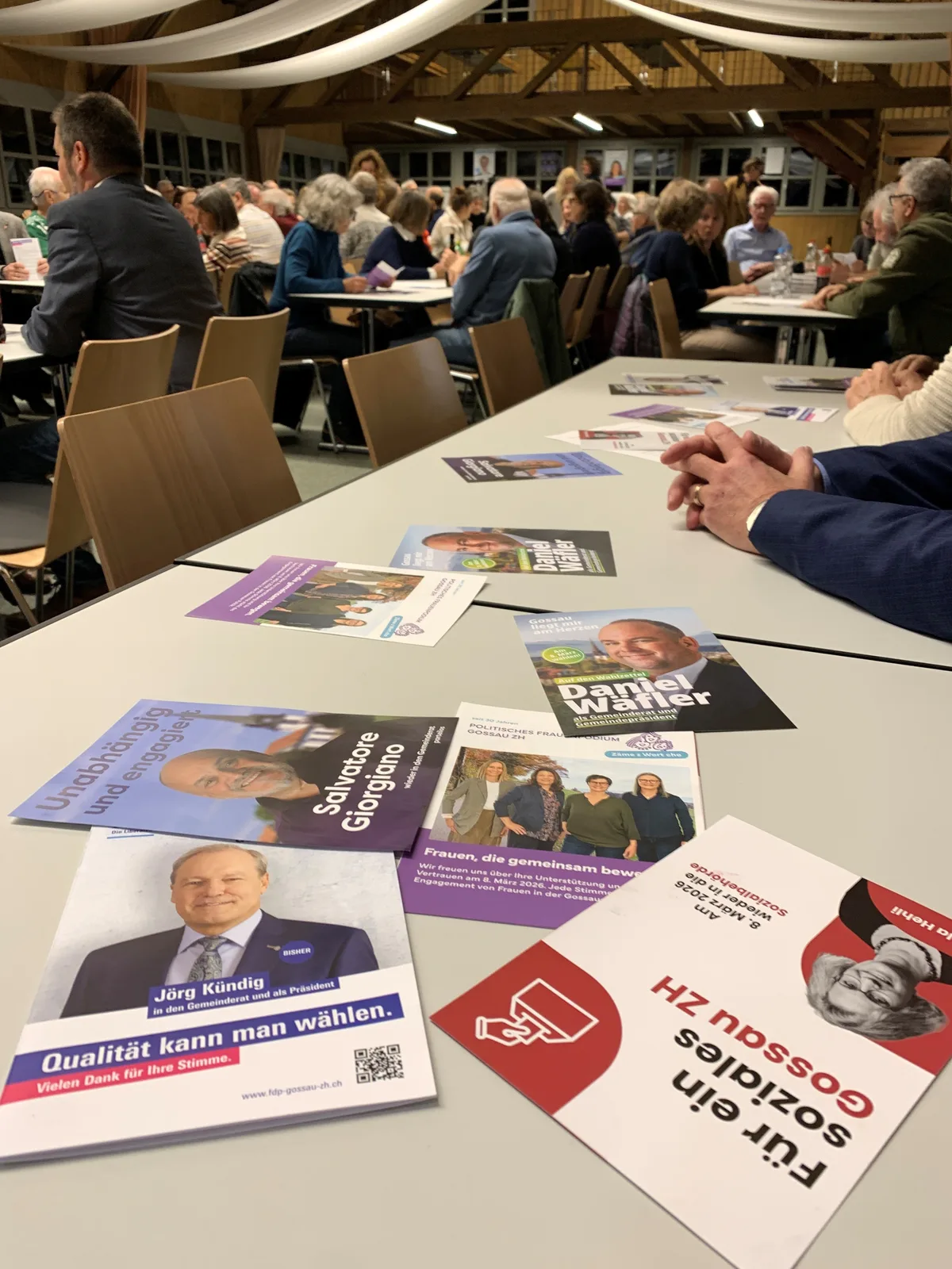 Die Tische in der Altrüti wurden mit Werbematerial belegt.